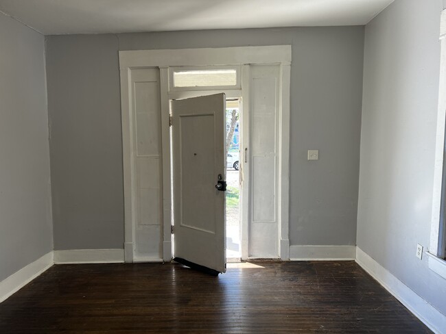 Front room looking west - 2421 Lipscomb St