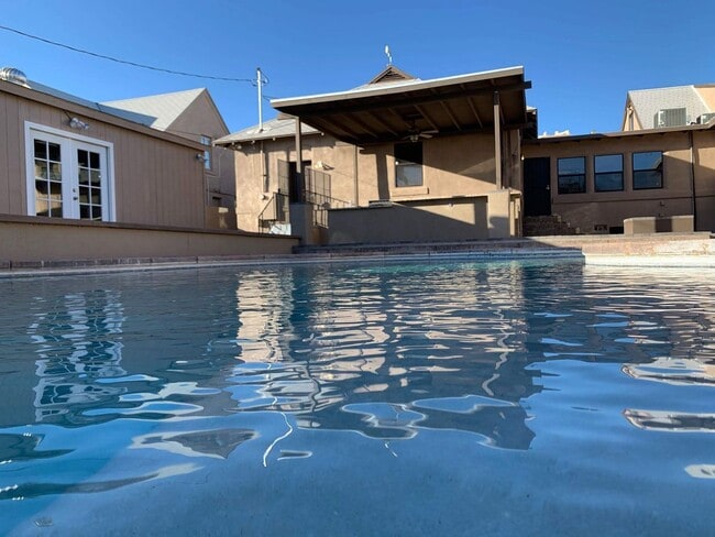 Building Photo - 928 E 6th St