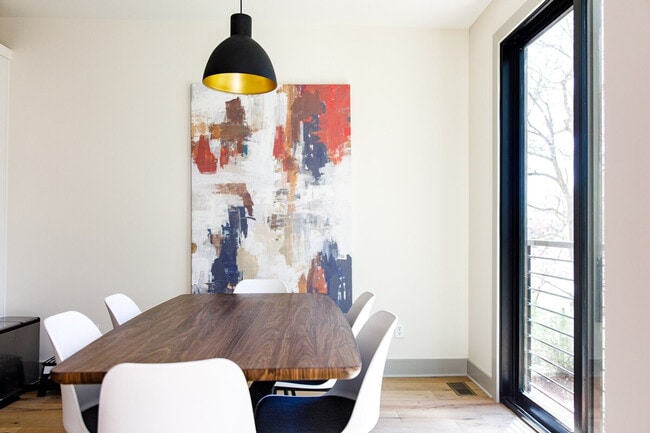 Building Photo - 315 NE Burwood Mews
