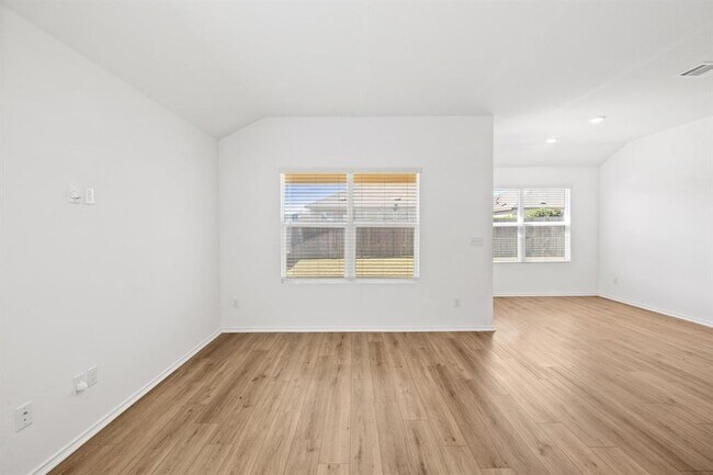 Building Photo - 215 Silver Springs Bend