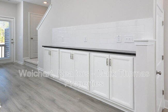 Building Photo - 1043 Manorhaven Dr