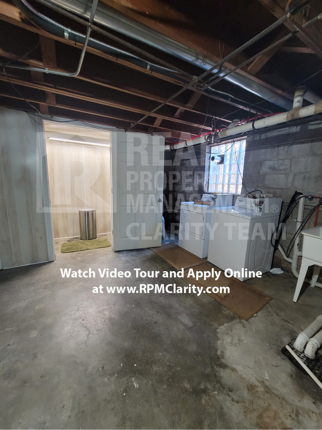 Building Photo - 2458 Kenwood Blvd