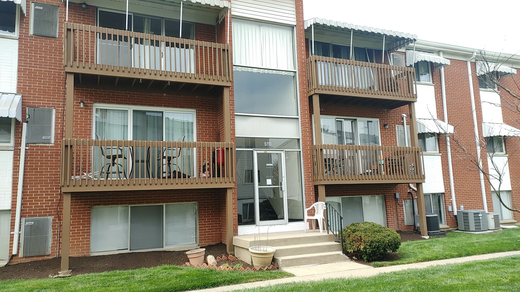 Building Photo - 5710 Coach Dr W
