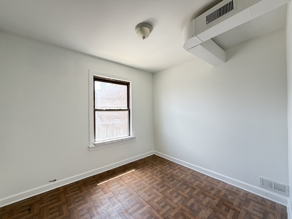 Building Photo - 1609 N McVicker Ave