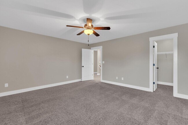 Building Photo - Large home in Swansboro School District