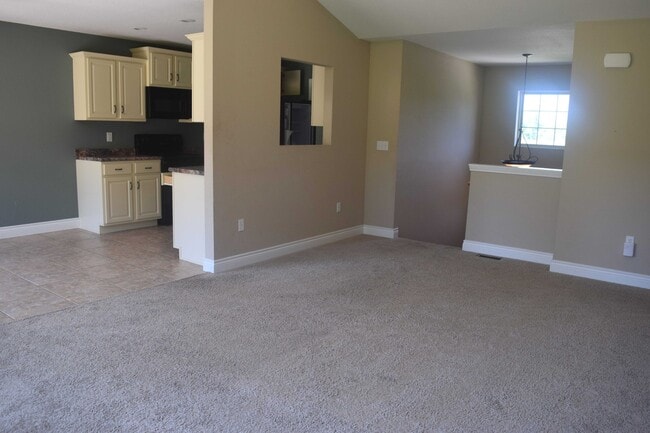 Building Photo - Gorgeous Split Foyer Home!