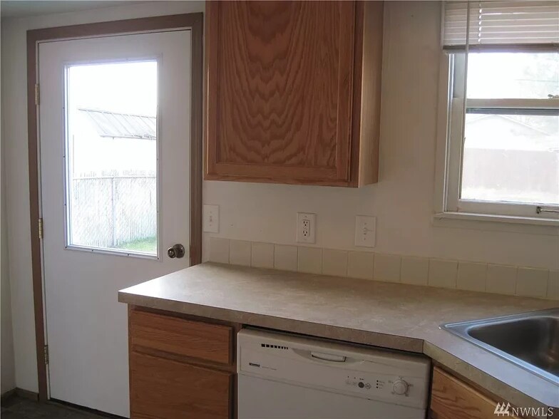 Kitchen - 420 N Mattson Dr