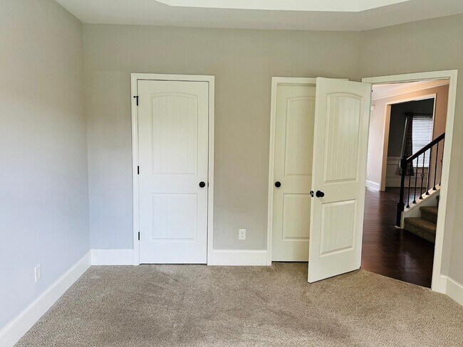 Building Photo - WOW! 5 bed, 4 full baths, brick exterior, ...