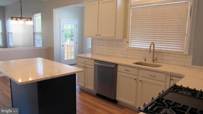 Building Photo - 1045 Fallbrook Ln