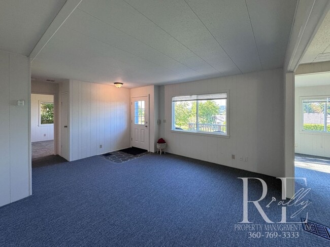 Building Photo - Coastal 3-Bed Home with Stunning Puget Sou...