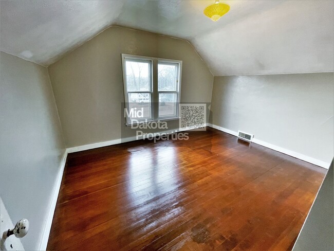 Building Photo - 1000 W 3rd- 5 bedroom, 2 bathroom, Attache...