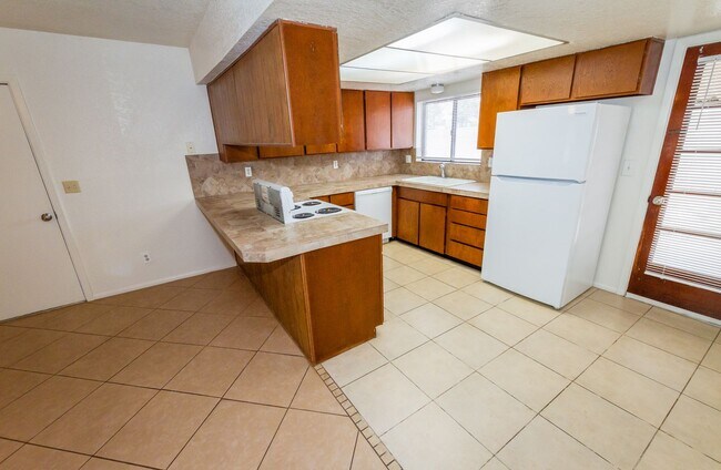 Building Photo - Charming Cul De Sac Home with Fireplace, Central A/C & Garage!