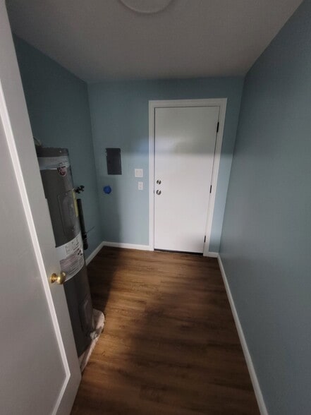 Laundry room, back entry - 4424 42nd Ave SW