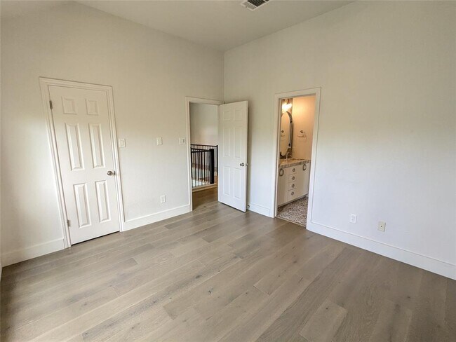 Building Photo - 9257 Scenic Bluff Dr