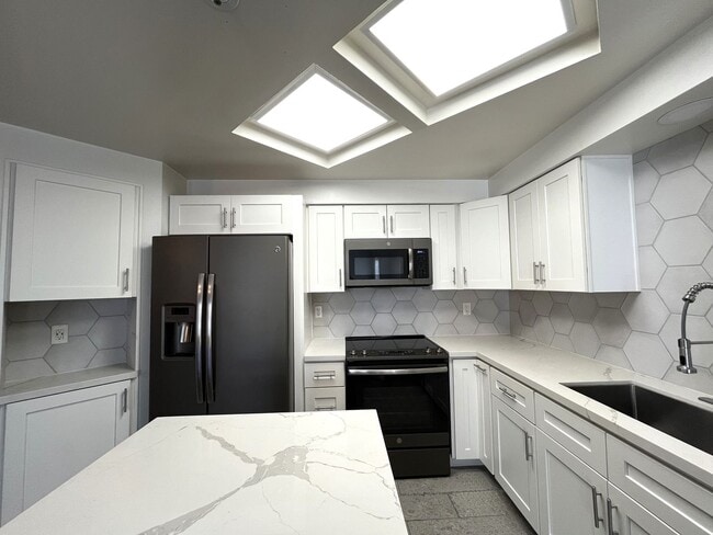 Building Photo - $1,000 OFF First Month's Rent! 2BR/2BA Dow...