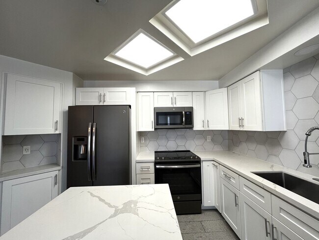 Building Photo - $500 OFF First Month's Rent! 2BR/2BA Downt...