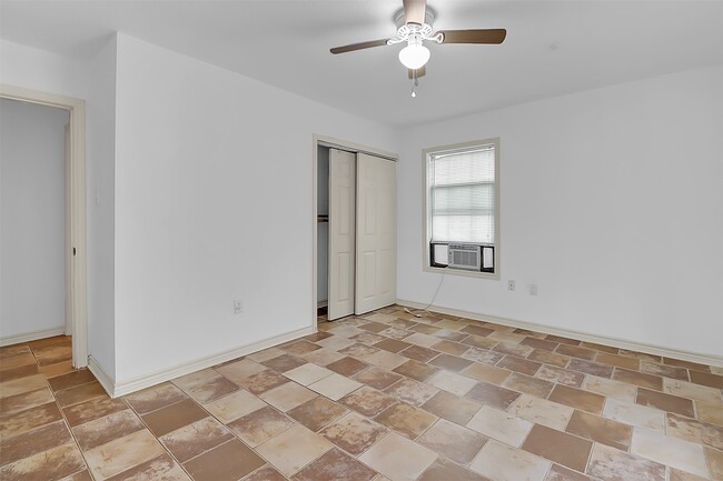 Building Photo - 727 S Iowa St