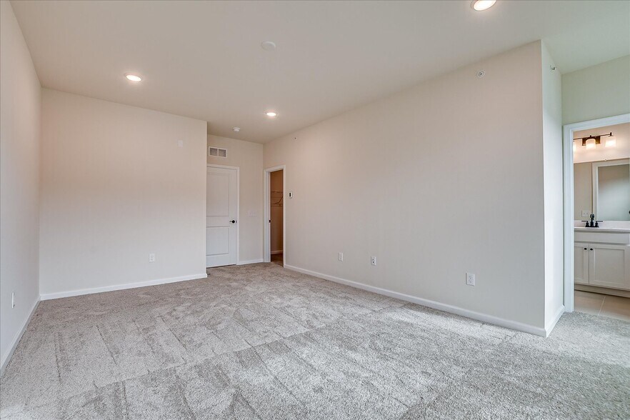 Building Photo - 624 Sadie Cir