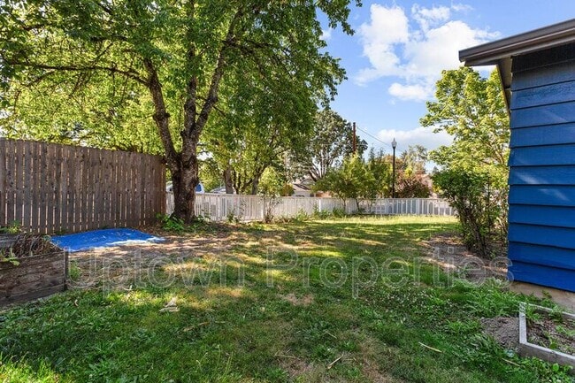 Building Photo - 16620 SW Oak St