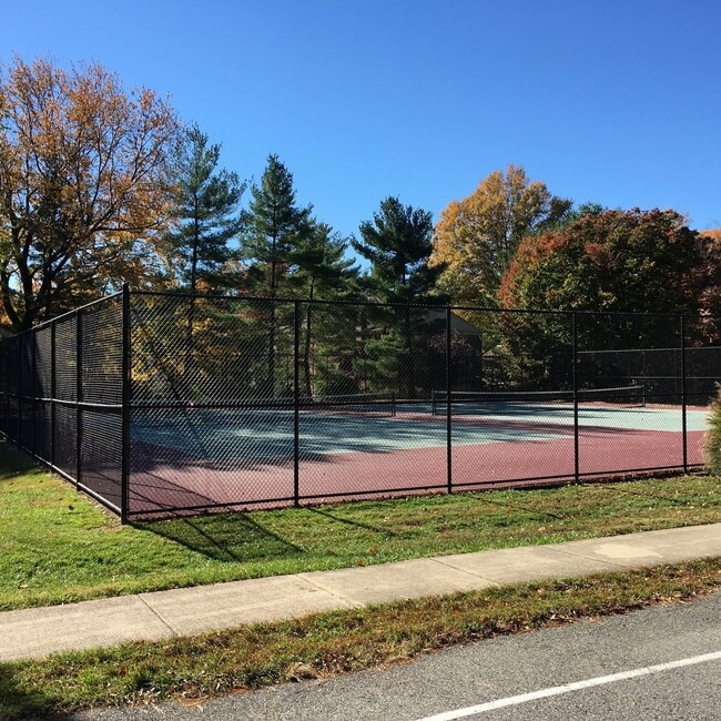 Building Photo - Large 2BR/1BA condo in gated community. Walking distance to Metro.