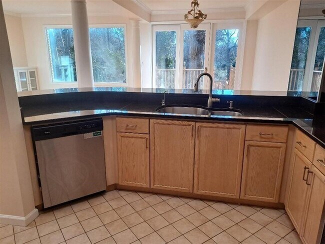 Building Photo - 2431 Coosawattee Dr NE