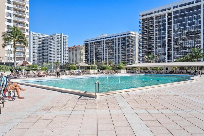 Building Photo - 1980 S Ocean Dr