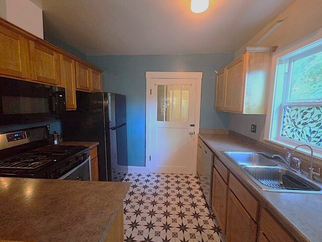Building Photo - Three bedroom cottage on large lot | Available July