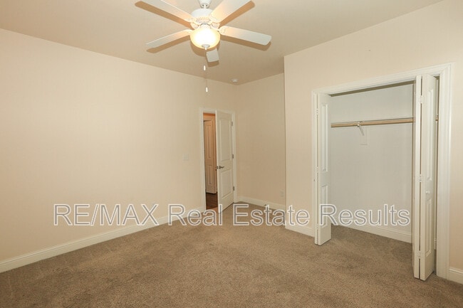 Building Photo - 2106 SW Huntwick Ave