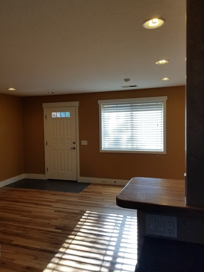 Building Photo - Lovely 2 bed, 1 bath House Near Old Town F...