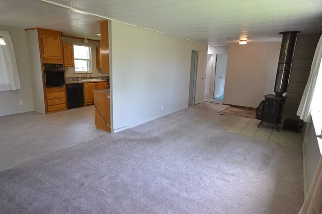 Building Photo - 566 SW Paiute St