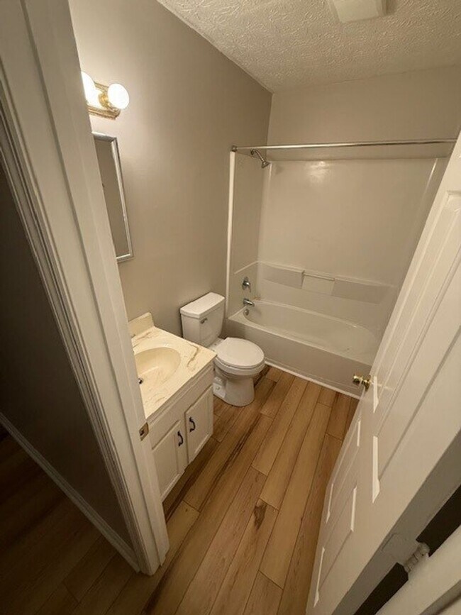 Building Photo - Lovely 3 BR House in South Lexington! New Paint & Flooring! Fenced Backyard, Off-Street Parking