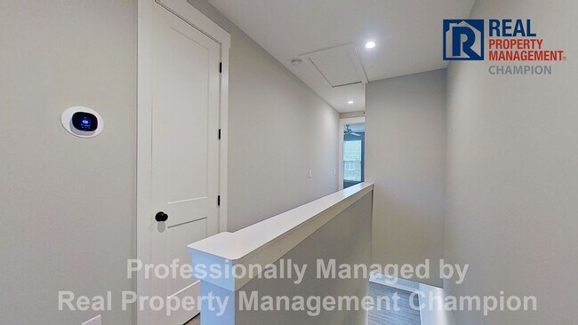 Building Photo - Bright & Open End Unit Townhome