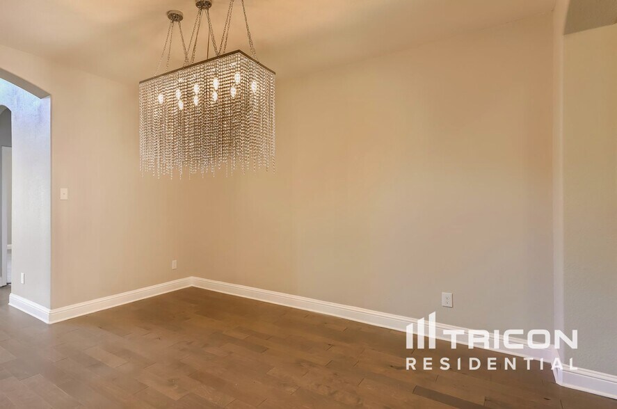 Building Photo - 319 S Hill Dr