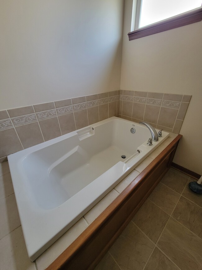 Building Photo - 6585 Grosse Dr