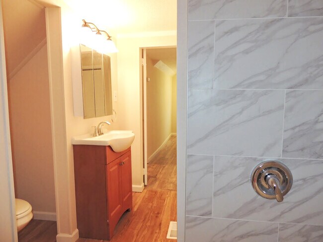 Building Photo - 3 Bed - 1.5 Bath Bungalow for Rent in Eastlake | Enchanting!