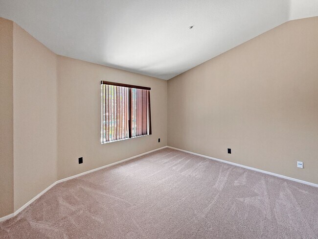 Building Photo - 2-Bedroom Townhome with Loft in Prime El C...
