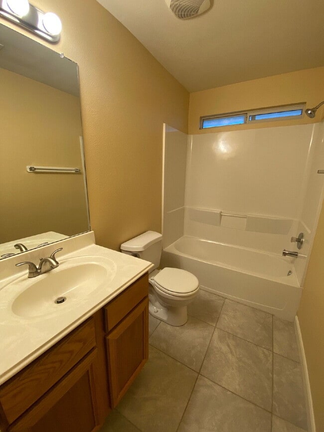 Building Photo - Spacious 4Bed, 2.5 Bath plus Bonus Room, 2-story home in the desirable Remington Grove community!