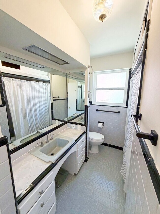 Building Photo - Charming 2 Bedroom, 1 Bathroom Updated Condo in the Heart of Avondale