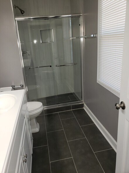 Bathroom 1 - 58 Green St