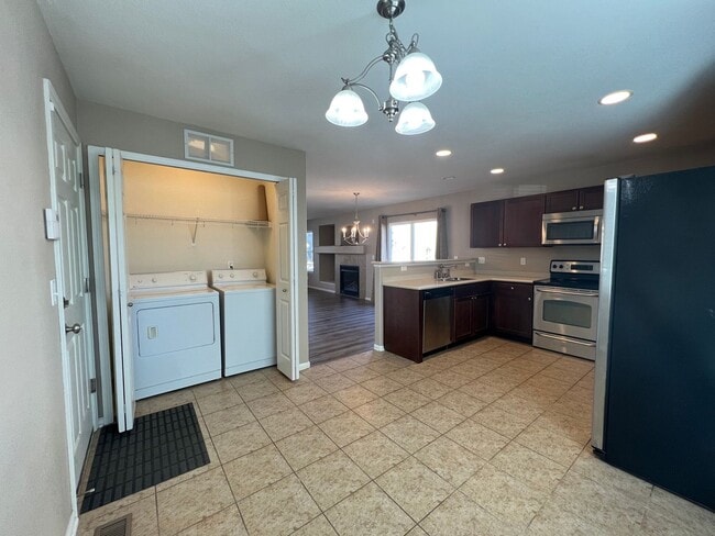 Building Photo - Beautiful 3 Bdrm, 2.5 bath Home in quiet neighborhood