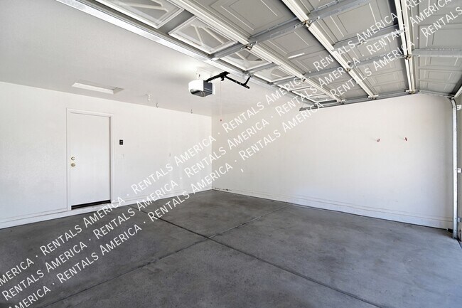 Building Photo - 865 E Impreria St