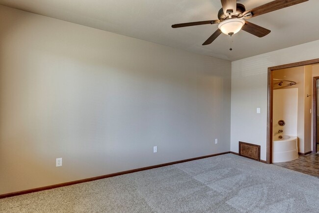 Building Photo - 3 Bedroom, 2.5 Bath Island Place Townhome