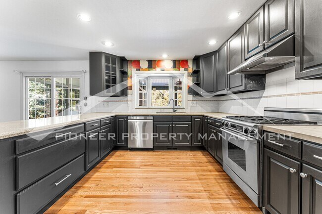 Building Photo - Beautiful Home with Fenced Back Yard and Cozy Fireplace