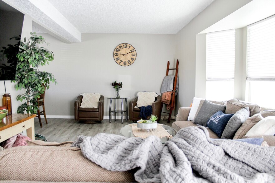 Building Photo - 1987 Palm Dr