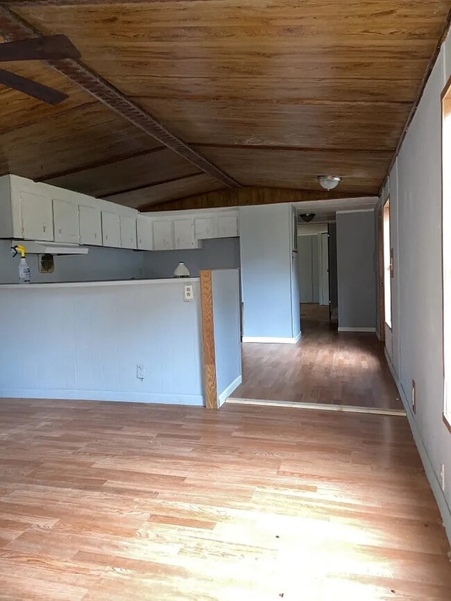 Building Photo - 2 Bedroom 1 Bathroom