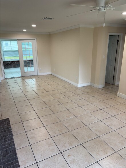 Building Photo - 240 W Gardenia Dr