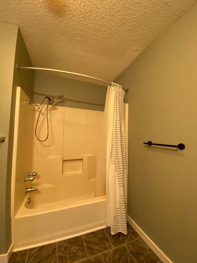 Building Photo - 619 W Edgewood St