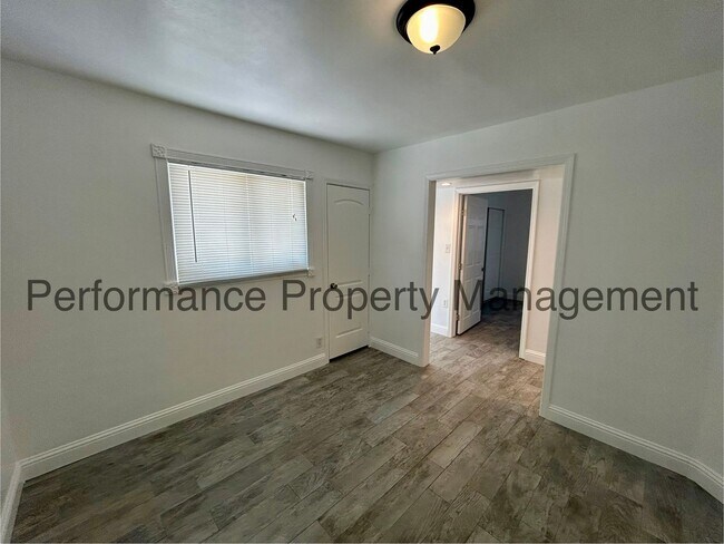 Building Photo - Charming 4 Bed/1 Bath E Bakersfield Home w...