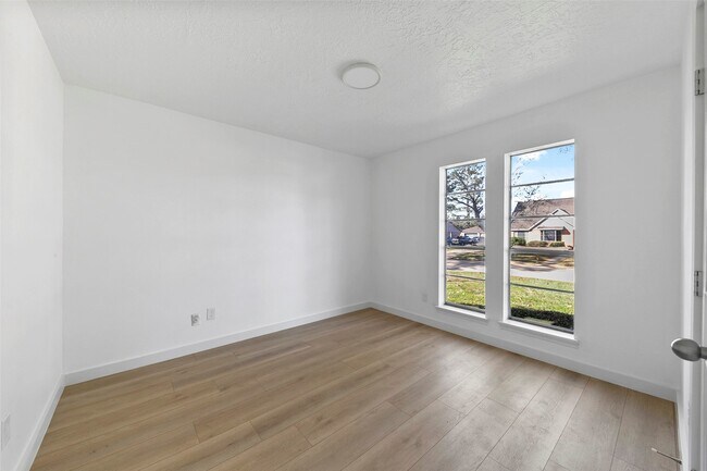 Building Photo - 2042 Lexington Woods Dr