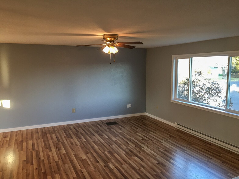 Living room - 901 Montana St